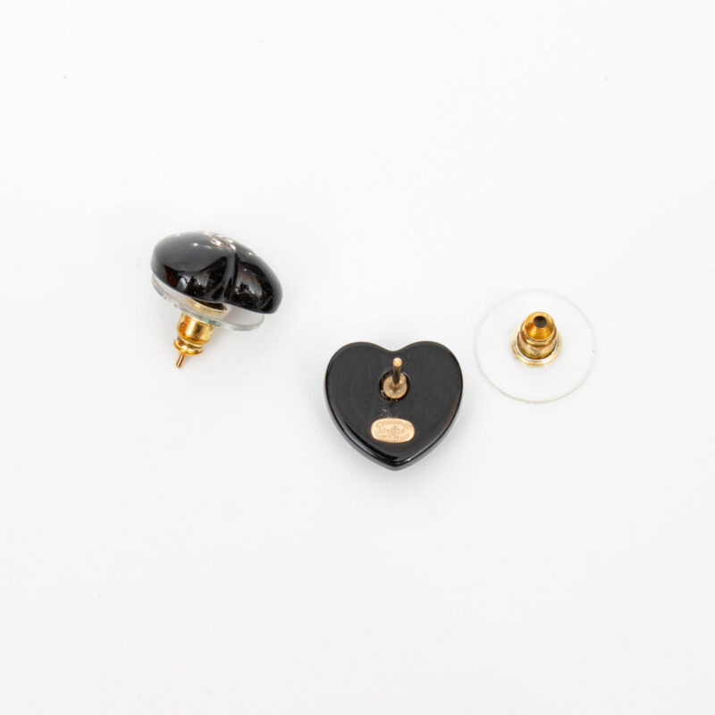 Boucles d'oreilles Chanel CC en forme de cœur, noires avec logo CC doré – Image 4