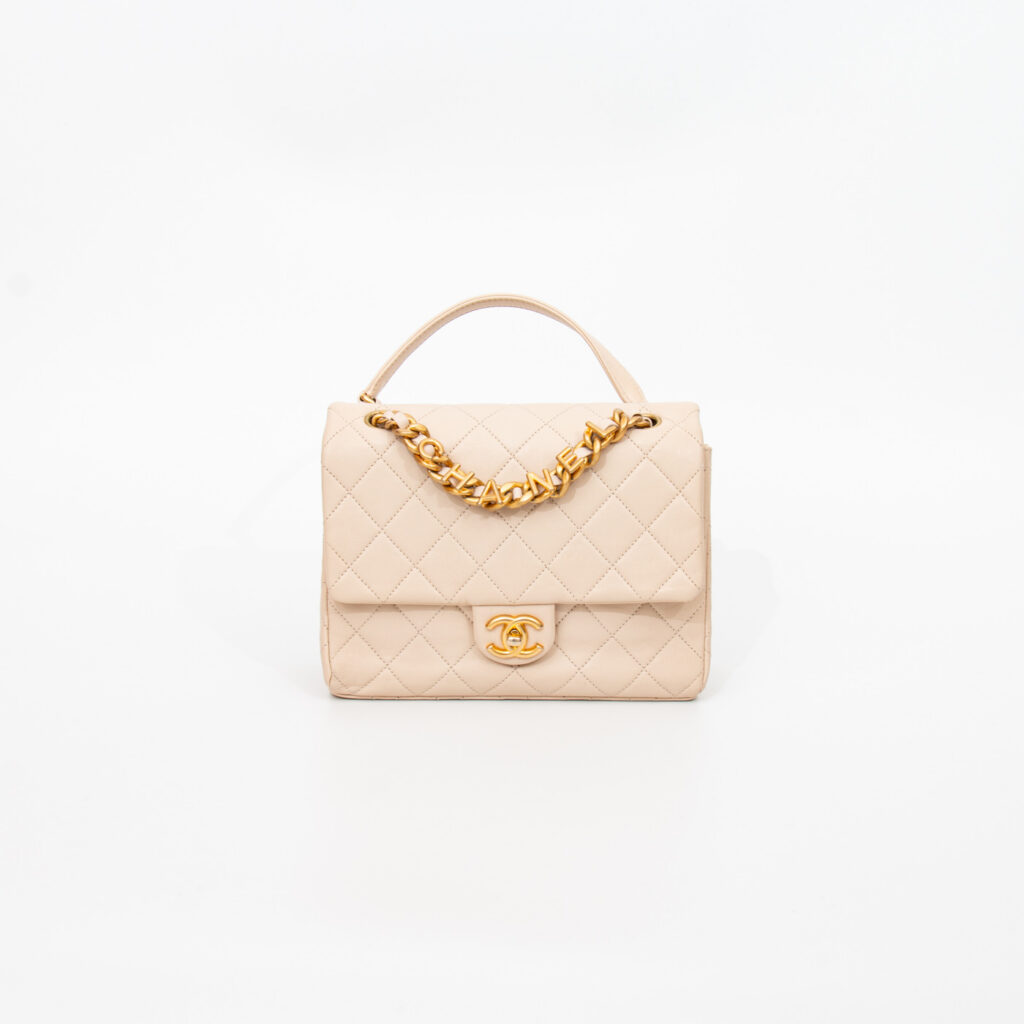 Bolso Chanel Letter Chain Flap Bag con cadena con el logo de Chanel en color dorado beige