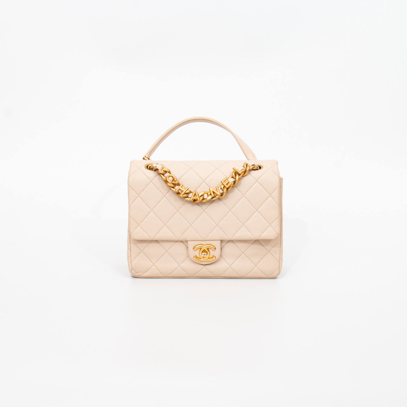 Bolso Chanel Letter Chain Flap con cadena con el logo de Chanel en beige y dorado – Imagen 1