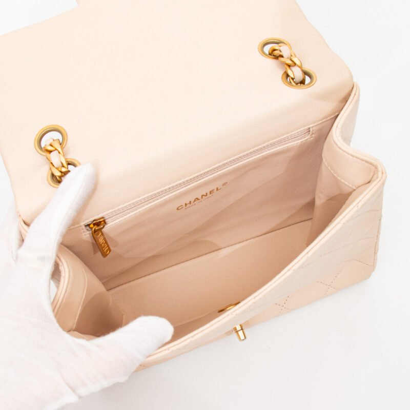 Bolso Chanel Letter Chain Flap con cadena con el logo de Chanel en beige y dorado – Imagen 10