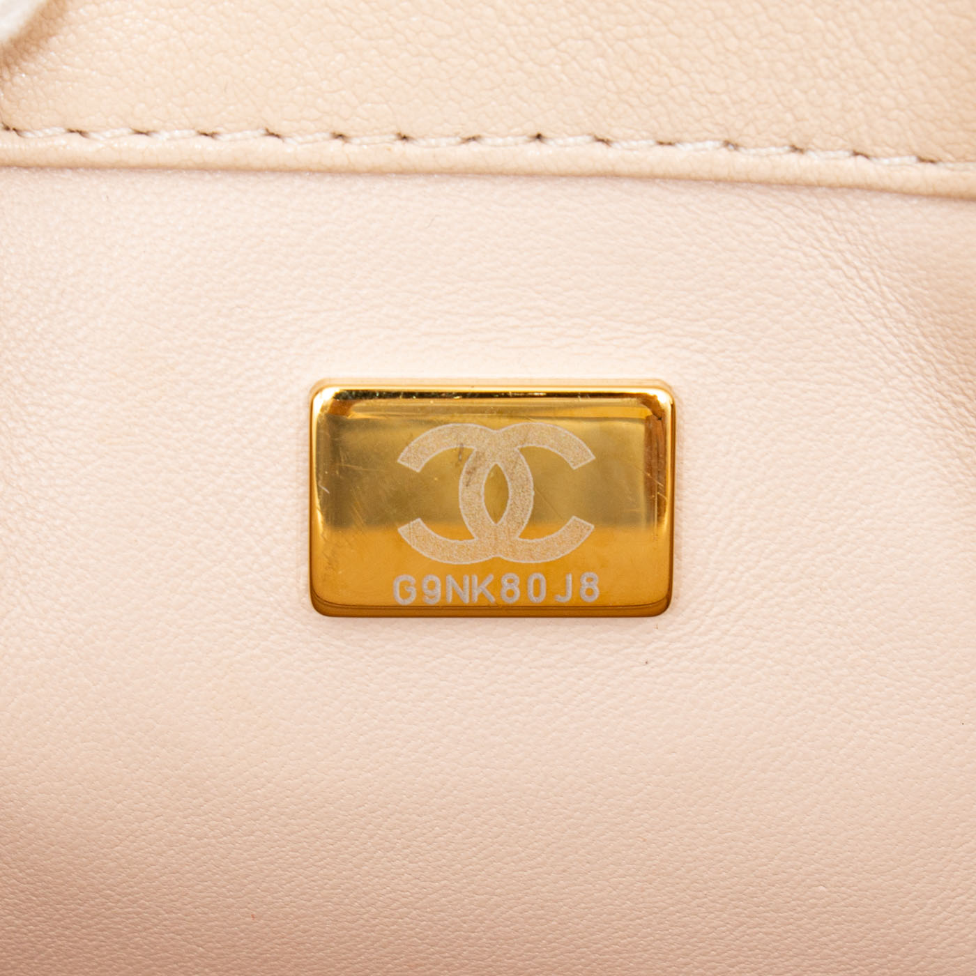 Bolso Chanel Letter Chain Flap con cadena con el logo de Chanel en beige y dorado – Imagen 11