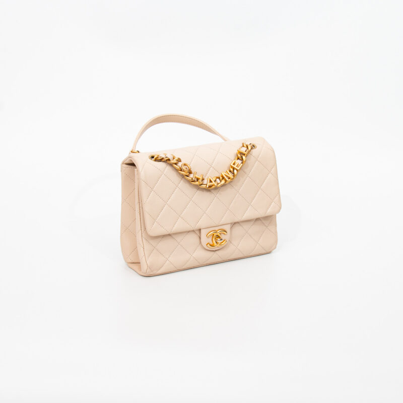 Bolso Chanel Letter Chain Flap con cadena con el logo de Chanel en color dorado beige – Imagen 2