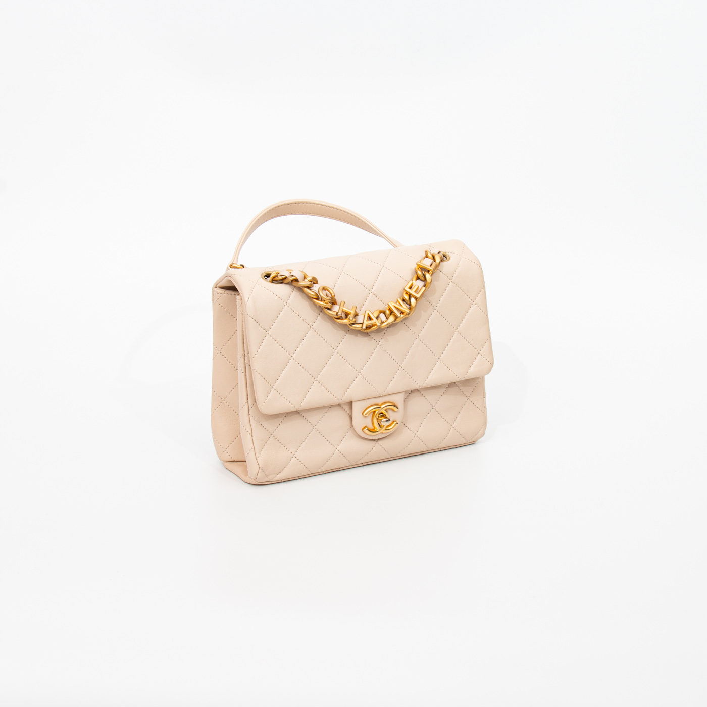 Bolso Chanel Letter Chain Flap con cadena con el logo de Chanel en color dorado beige – Imagen 2
