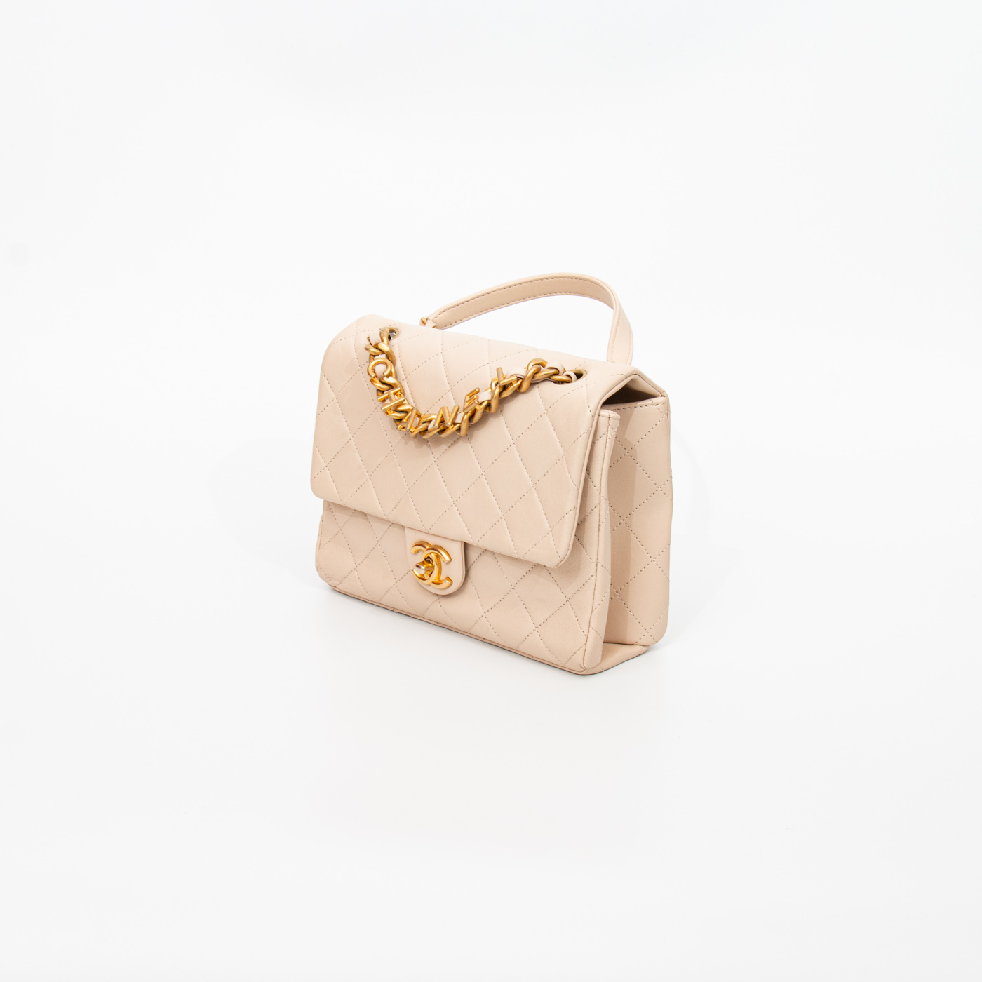 Bolso Chanel Letter Chain Flap con cadena con el logo de Chanel en color dorado beige – Imagen 3