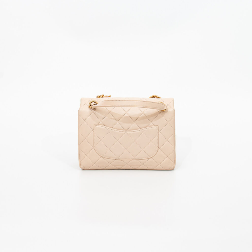 Bolso Chanel Letter Chain Flap Bag con cadena con el logo de Chanel en color dorado beige
