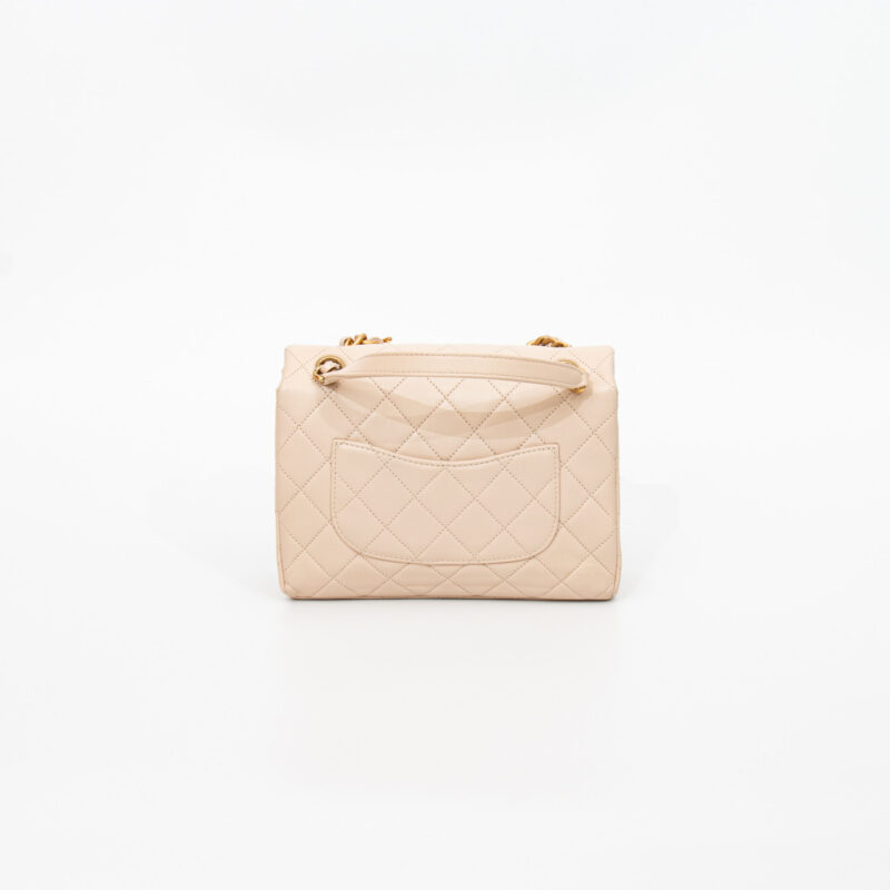Bolso Chanel Letter Chain Flap con cadena con el logo de Chanel en color dorado beige – Imagen 4
