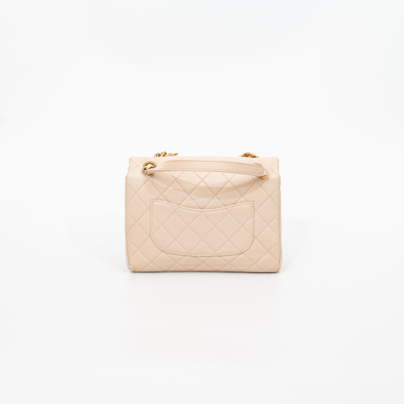 Bolso Chanel Letter Chain Flap con cadena con el logo de Chanel en color dorado beige – Imagen 4