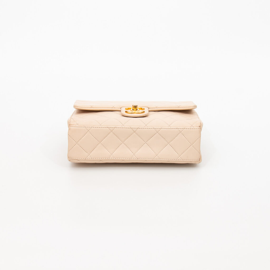 Bolso Chanel Letter Chain Flap Bag con cadena con el logo de Chanel en color dorado beige