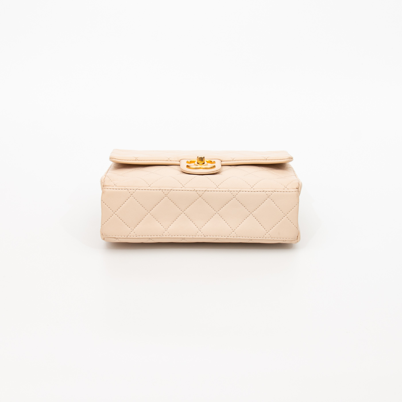 Bolso Chanel Letter Chain Flap con cadena con el logo de Chanel en beige y dorado – Imagen 5