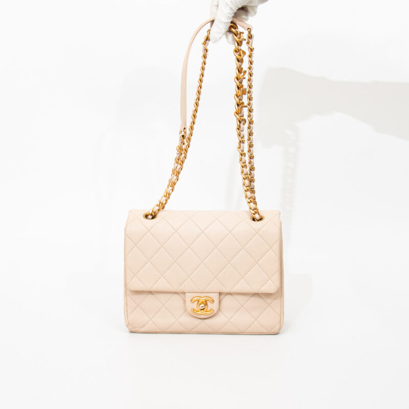 Bolso Chanel Letter Chain Flap con cadena con el logo de Chanel en beige y dorado – Imagen 6