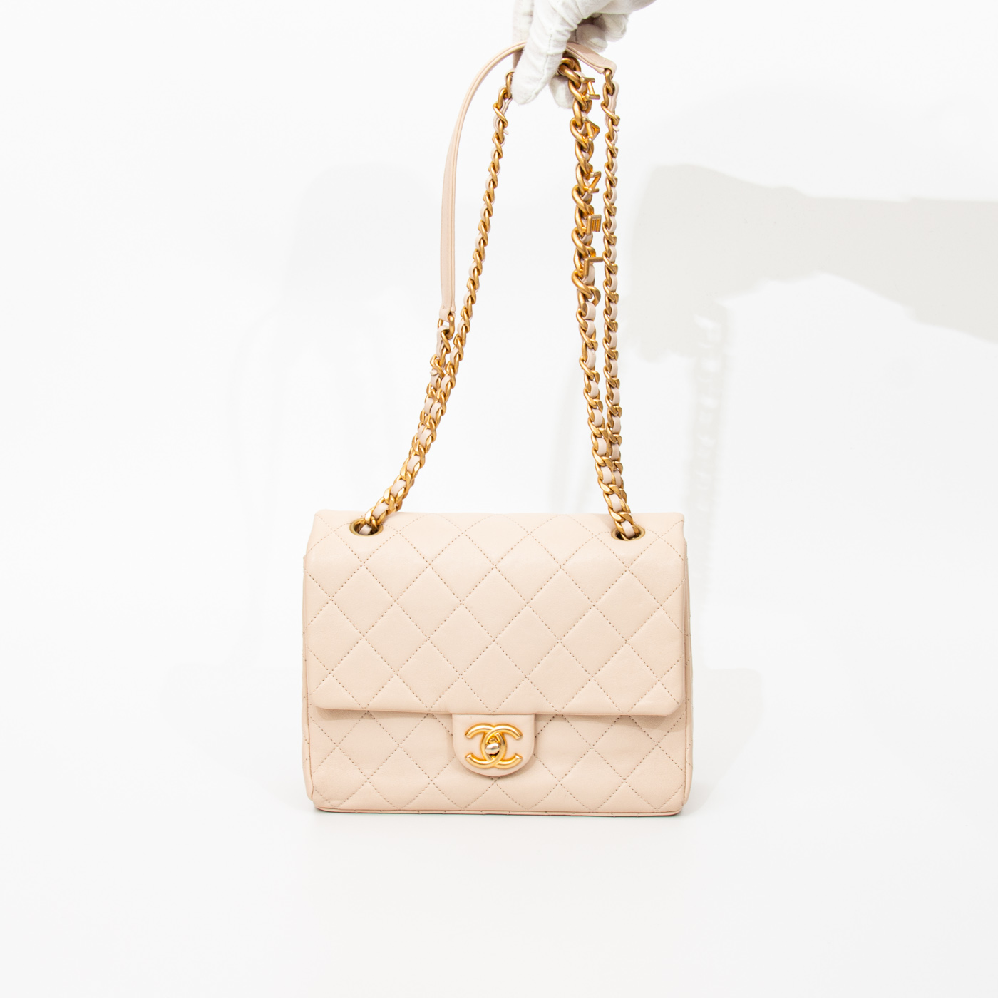 Bolso Chanel Letter Chain Flap con cadena con el logo de Chanel en beige y dorado – Imagen 6
