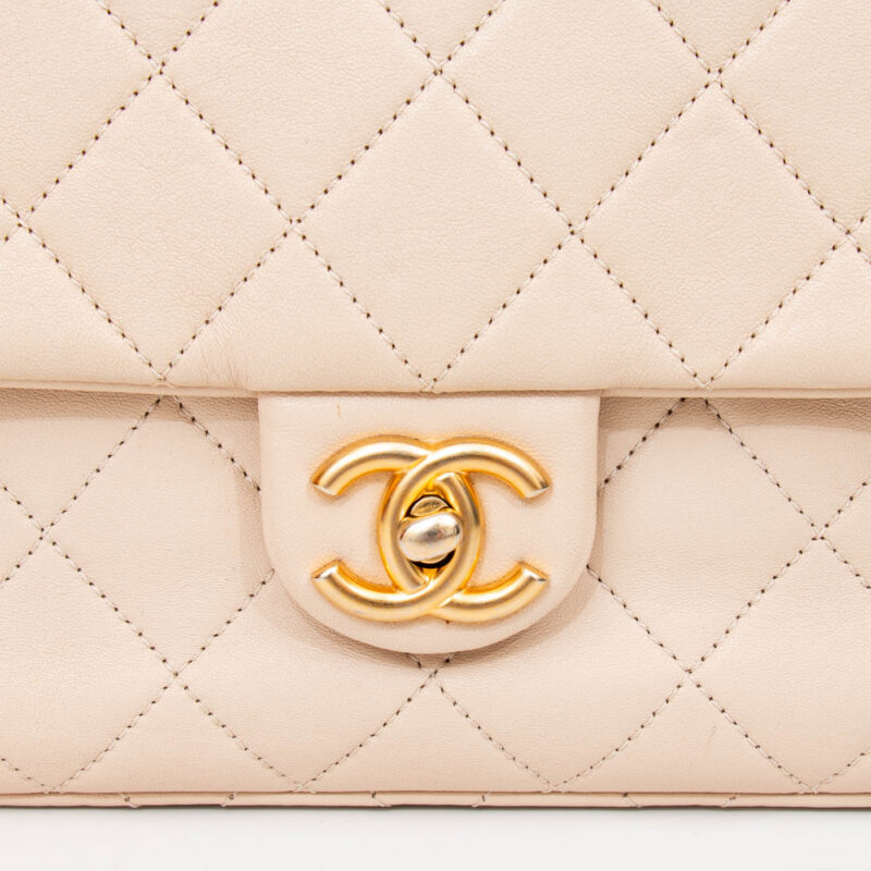 Bolso Chanel Letter Chain Flap con cadena con el logo de Chanel en color dorado beige – Imagen 7