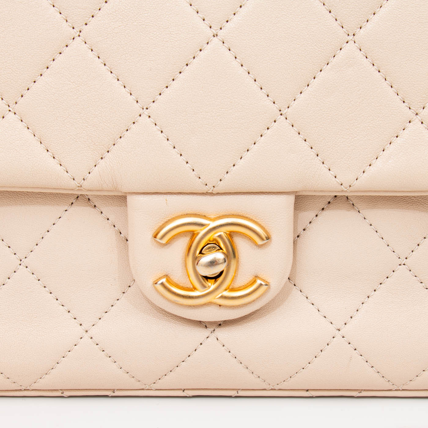 Bolso Chanel Letter Chain Flap con cadena con el logo de Chanel en color dorado beige – Imagen 7