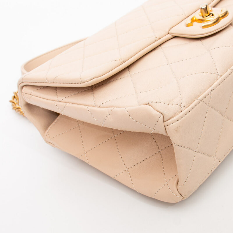 Bolso Chanel Letter Chain Flap con cadena con el logo de Chanel en beige y dorado – Imagen 8