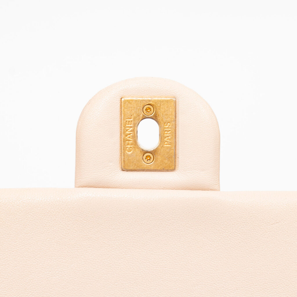 Bolso Chanel Letter Chain Flap Bag con cadena con el logo de Chanel en color dorado beige