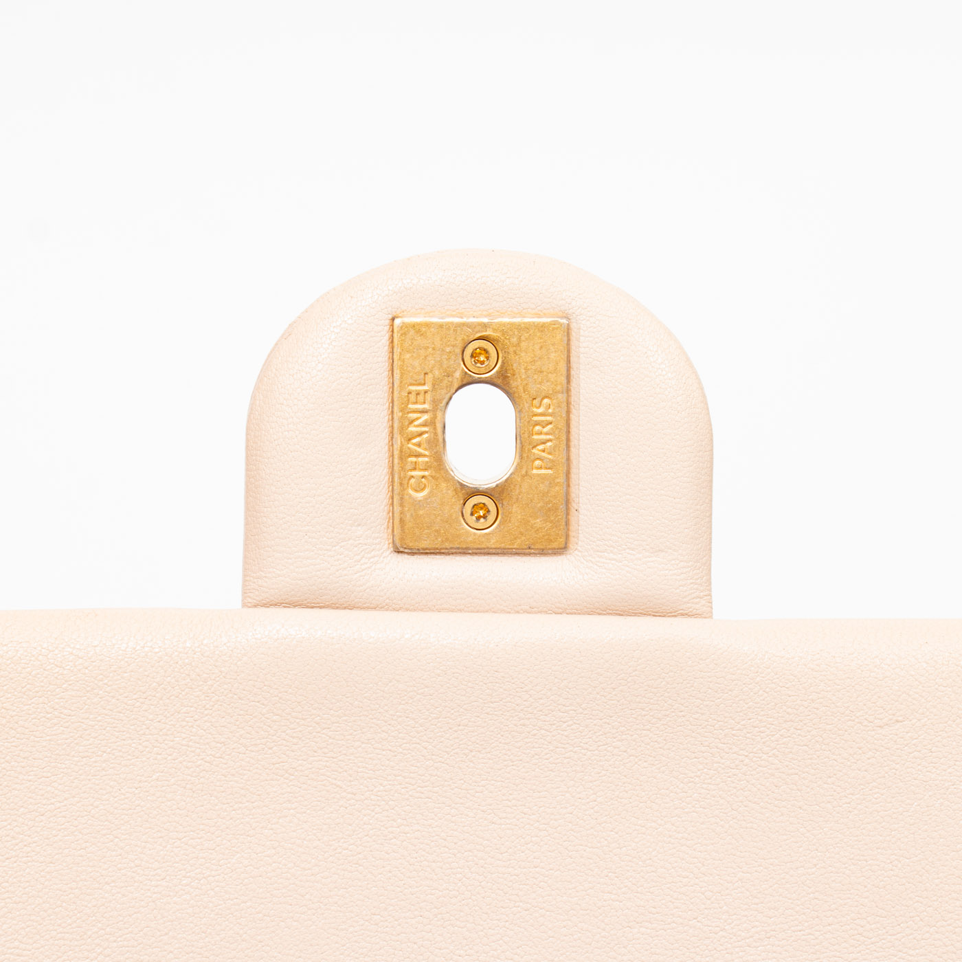 Bolso Chanel Letter Chain Flap con cadena con el logo de Chanel en beige y dorado – Imagen 9