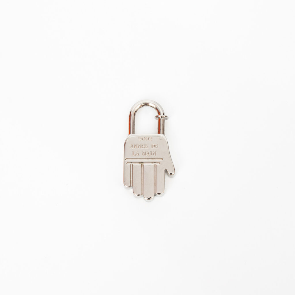 Hermès Charm Hermès Cadena Lock Hand 2002 Aus Metall In Silber