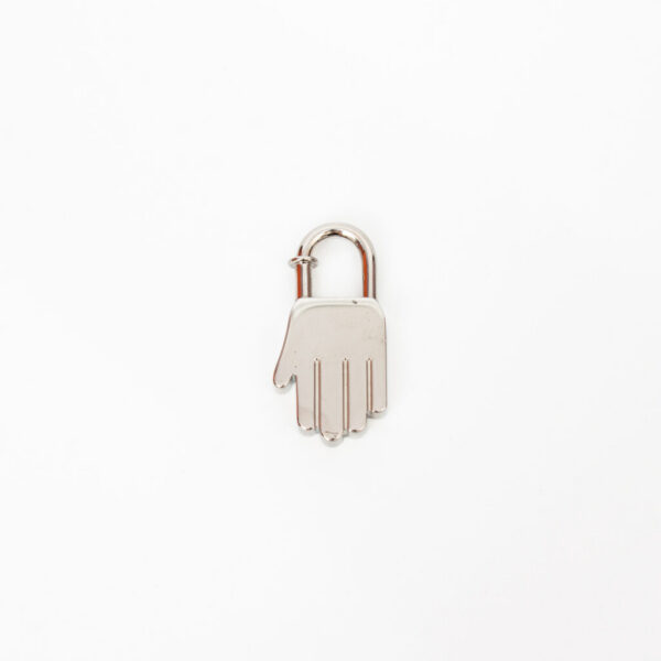 Breloque Hermès Cadena Lock Hand 2002 en métal argenté