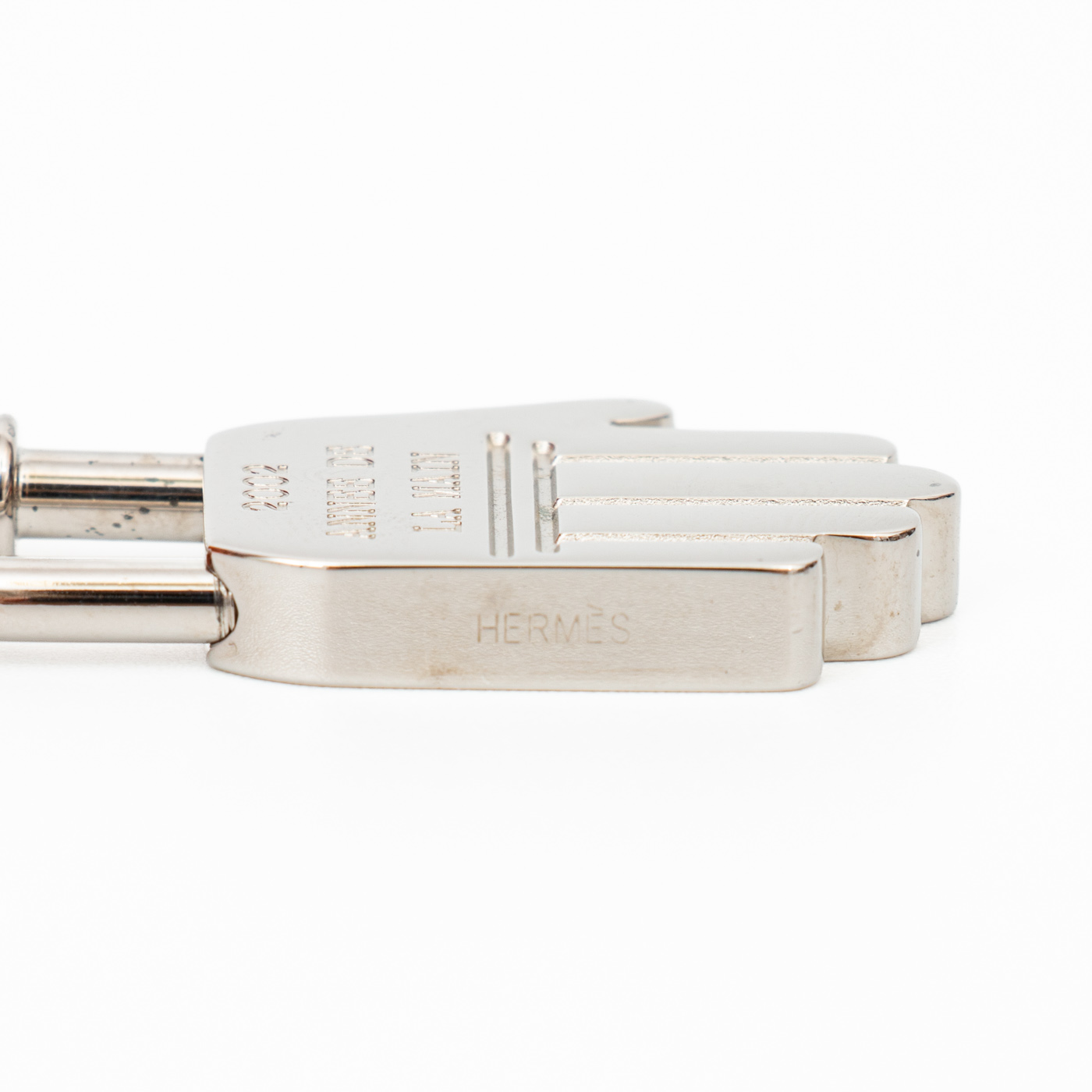 Breloque Hermès Cadena Lock Hand 2002 en métal argenté – Image 4