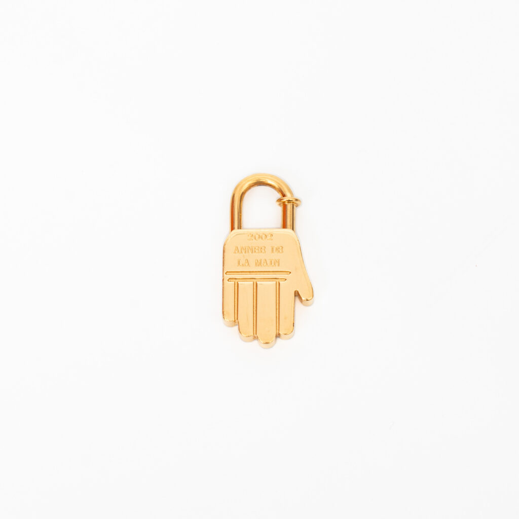Hermès Charm Cadena Lock Hand 2002 Metall Goldfarben