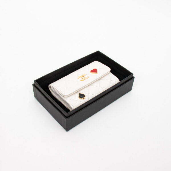 Étui à cartes Chanel Timeless en cuir caviar blanc avec finitions dorées