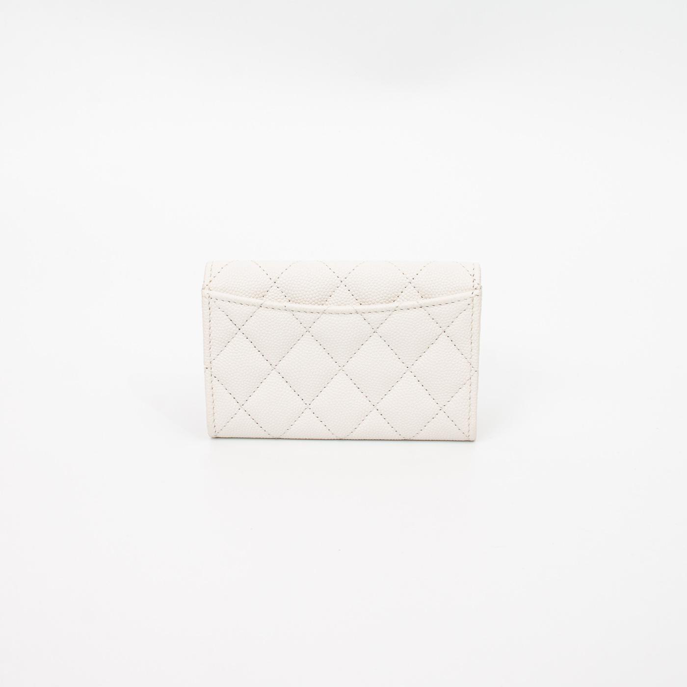 Étui à cartes Chanel Timeless en cuir caviar blanc avec finitions dorées – Image 3