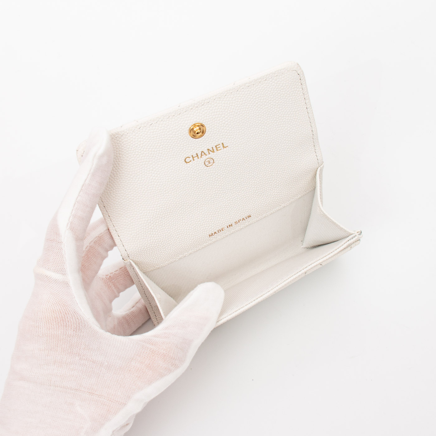 Étui à cartes Chanel Timeless en cuir caviar blanc avec finitions dorées – Image 5