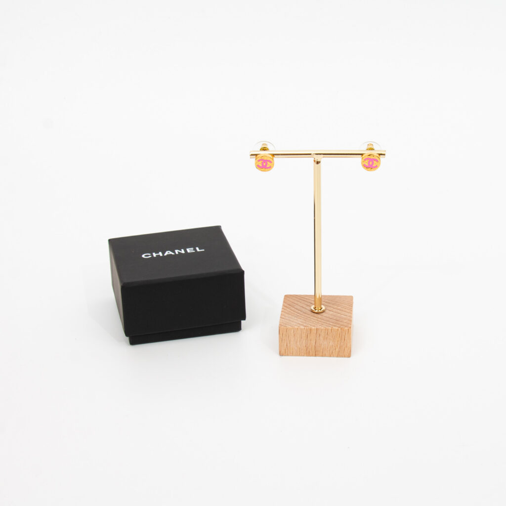 Pendientes redondos de oro con el logo CC rosa de Chanel