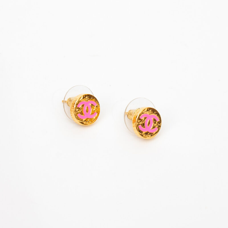 Pendientes redondos de Chanel en oro con el logo CC en rosa – Imagen 3
