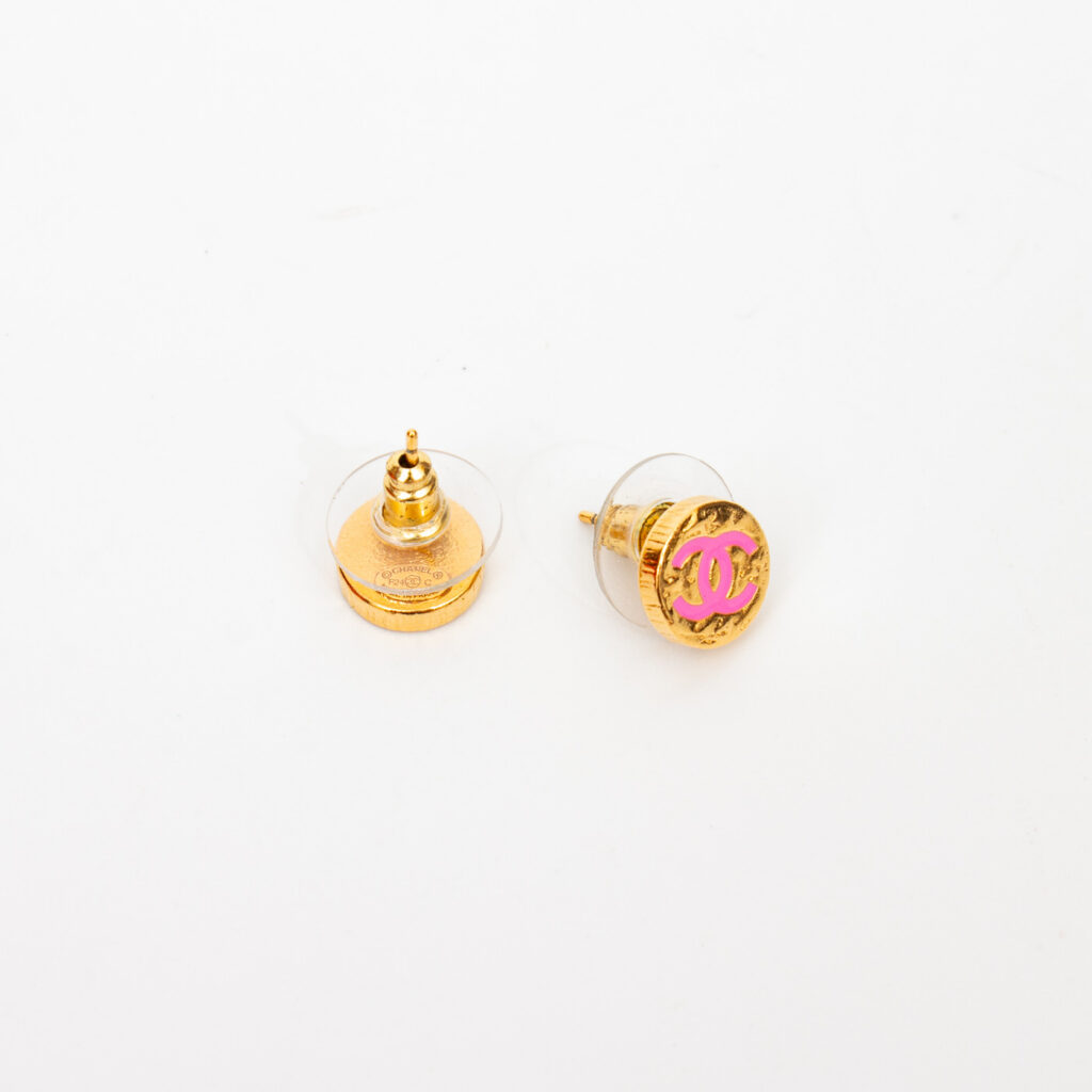 Pendientes redondos de oro con el logo CC rosa de Chanel