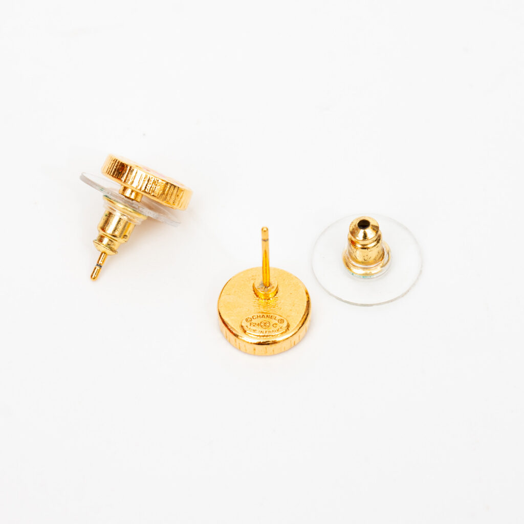 Pendientes redondos de oro con el logo CC rosa de Chanel