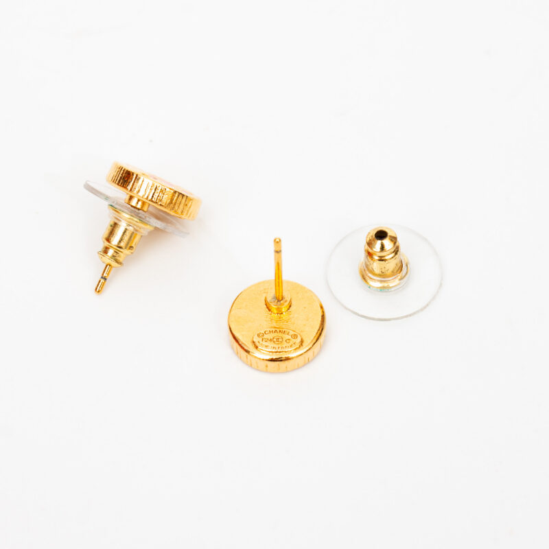 Pendientes redondos de Chanel en oro con el logo CC en rosa – Imagen 5