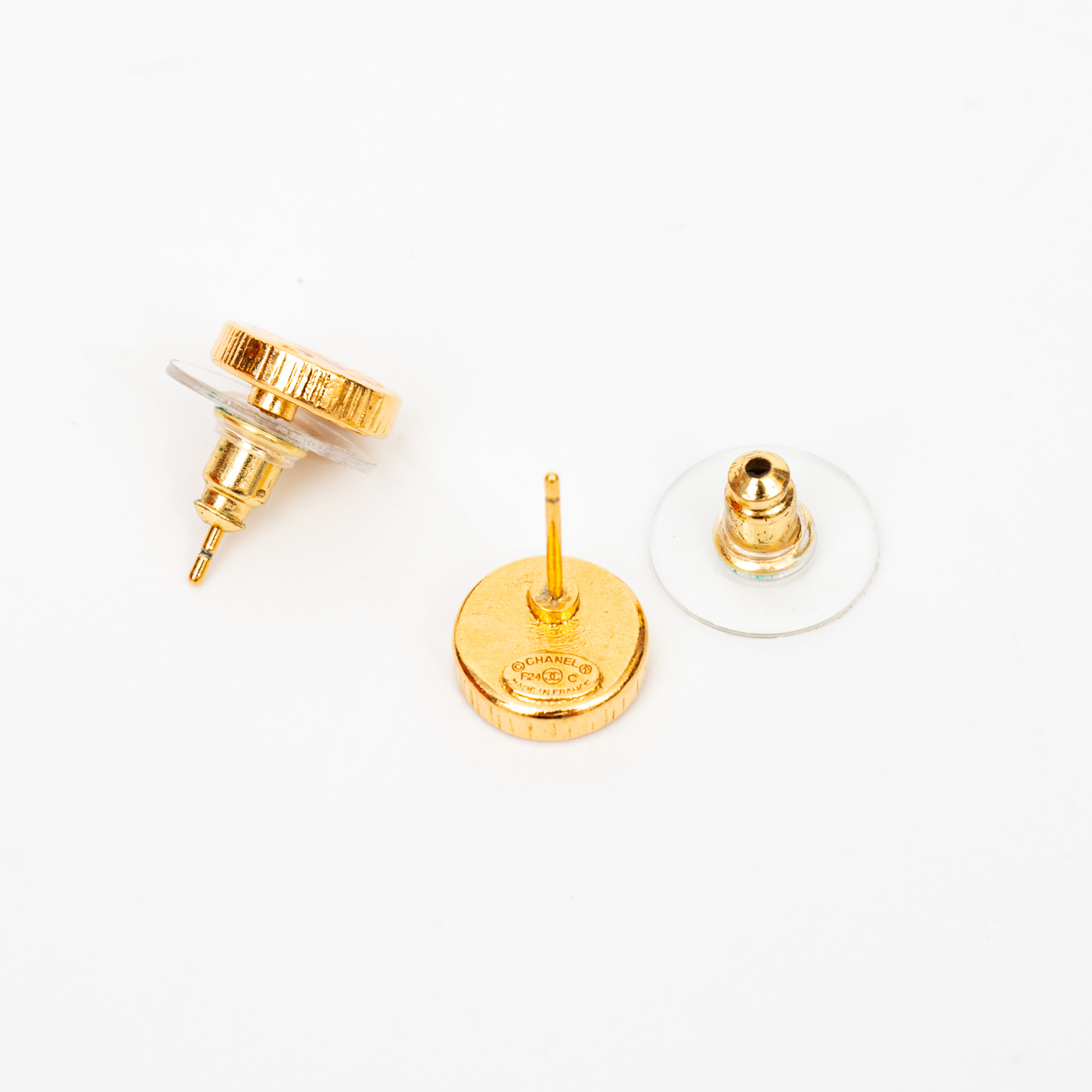 Pendientes redondos de Chanel en oro con el logo CC en rosa – Imagen 5
