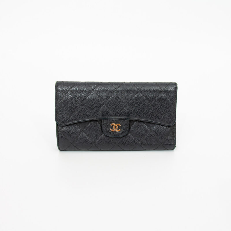 Cartera Chanel Caviar negra con herrajes dorados 2015–2016 – Imagen 1