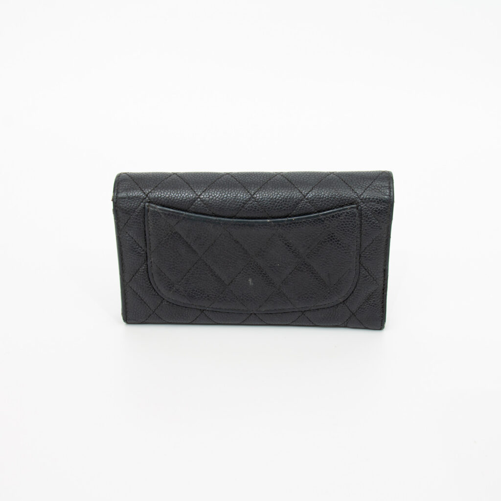 Cartera Chanel Caviar negra con herrajes dorados 2015–2016