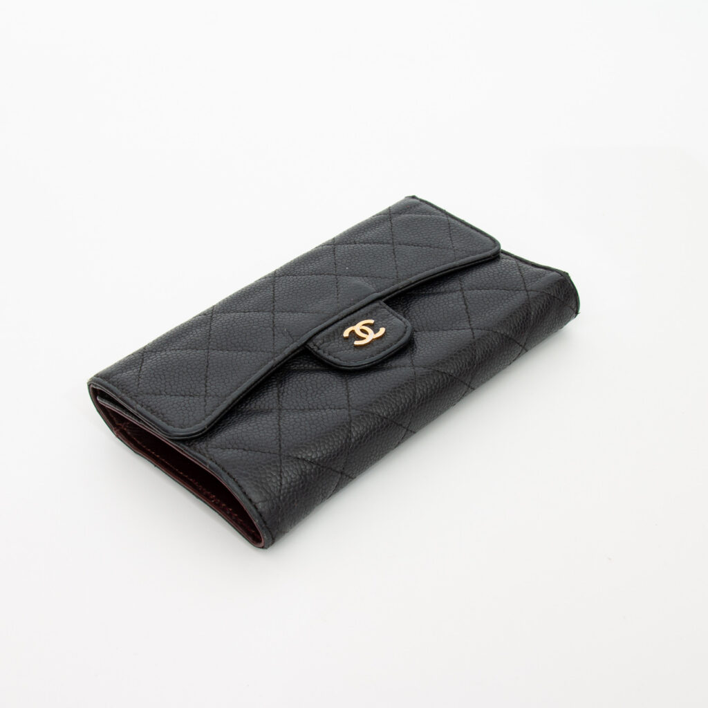 Cartera Chanel Caviar negra con herrajes dorados 2015–2016