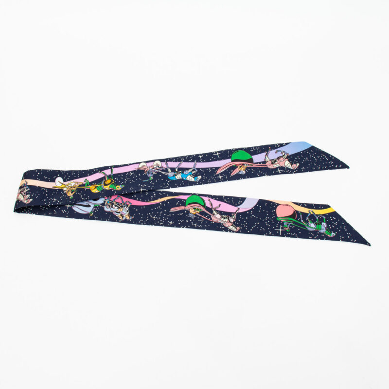Pañuelo Hermès Twilly Space Derby de seda, color rosa azulado – Imagen 3