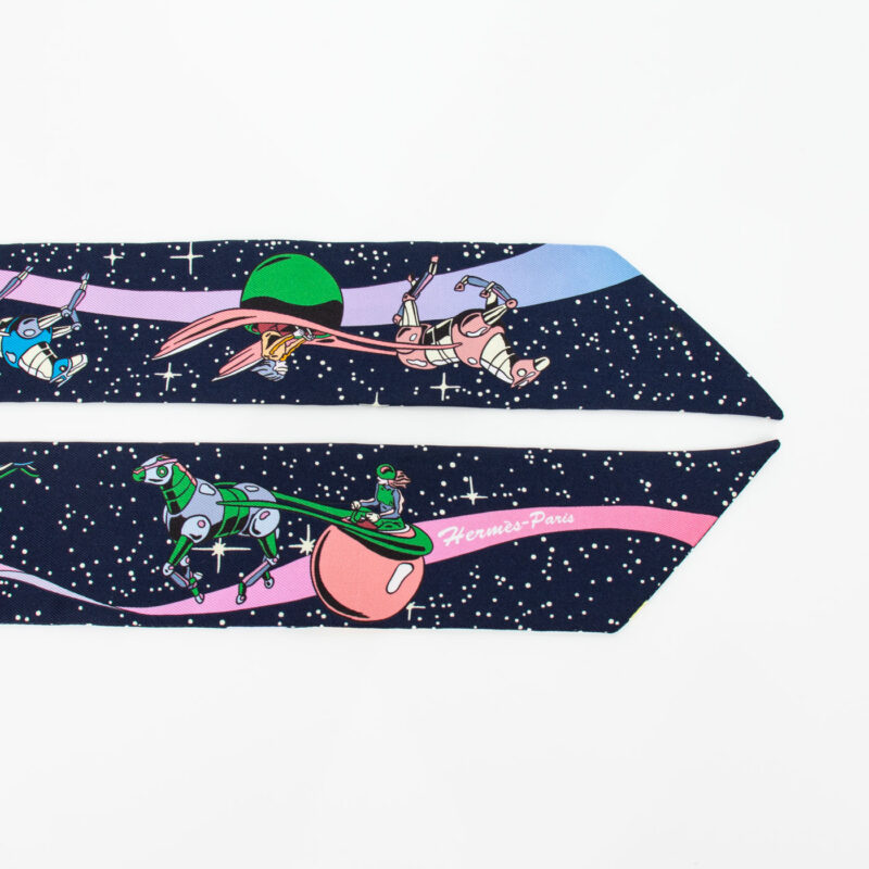 Pañuelo Hermès Twilly Space Derby de seda, rosa azul marino – Imagen 4
