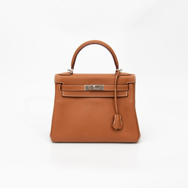Bolso Hermès Kelly 28 Retourné de piel Togo dorada con herrajes de paladio (2025)