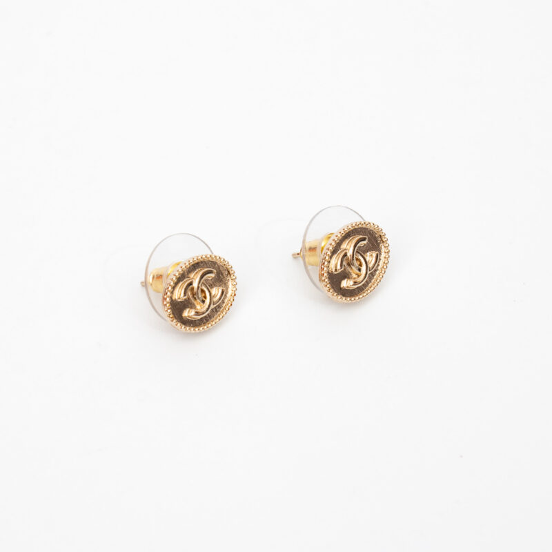 Pendientes ovalados de oro de Chanel con logo CC – Imagen 1