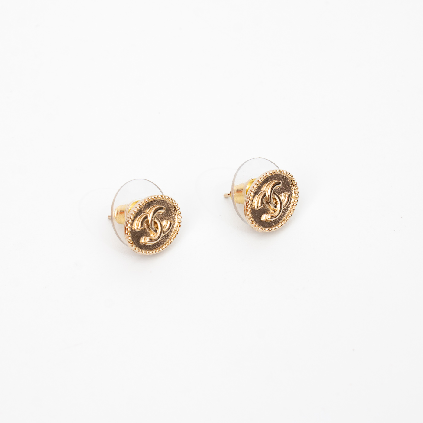 Pendientes ovalados de oro de Chanel con logo CC – Imagen 1