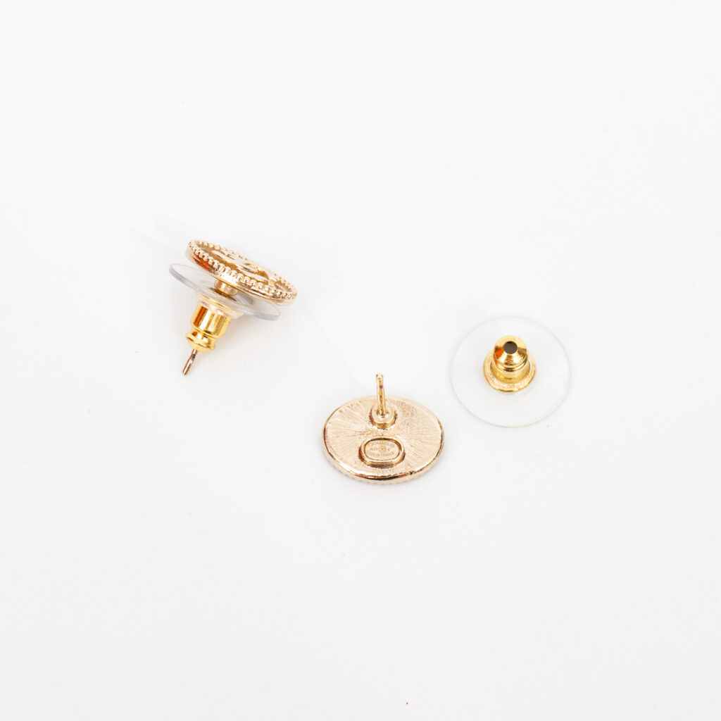 Pendientes ovalados de oro de Chanel con logo CC