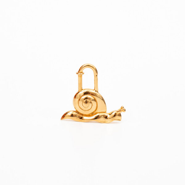 Fermoir Hermès Charm Cadena en métal doré, motif escargots