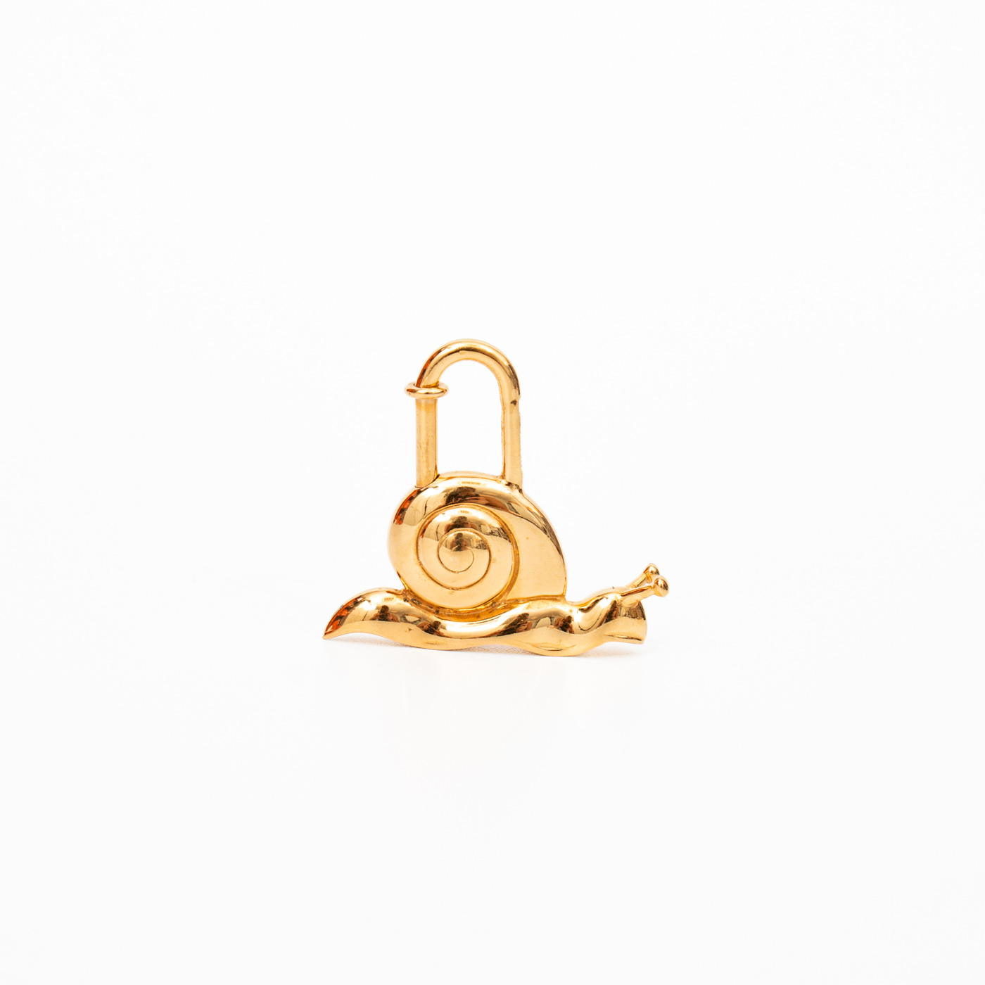 Fermoir Hermès Charm Cadena en métal doré, motif escargots