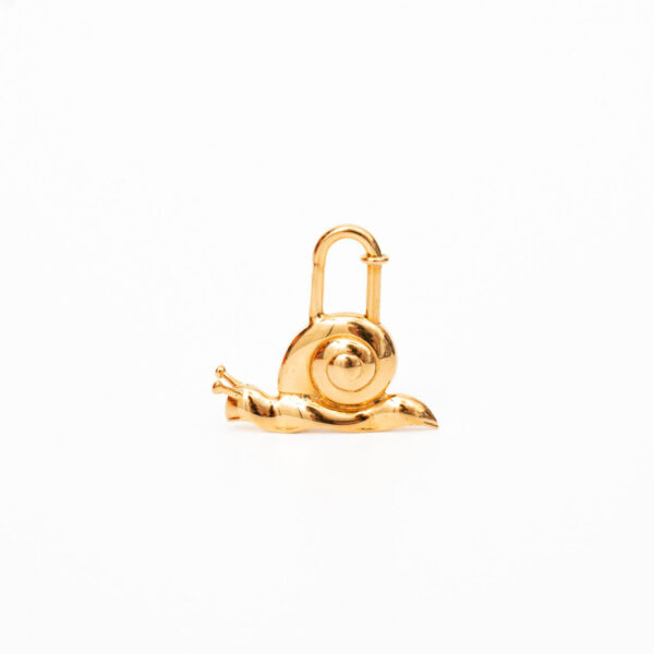 Fermoir Hermès Charm Cadena en métal doré, motif escargots