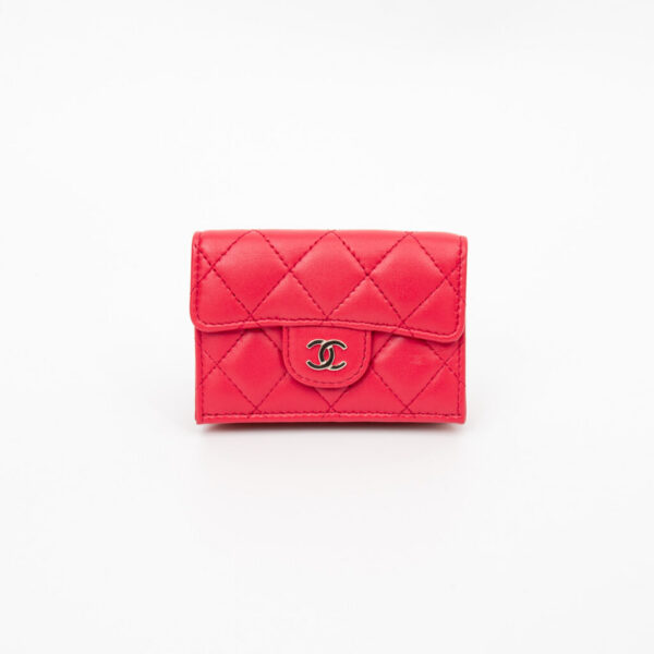 Portefeuille compact Chanel Timeless en agneau rouge avec finitions dorées