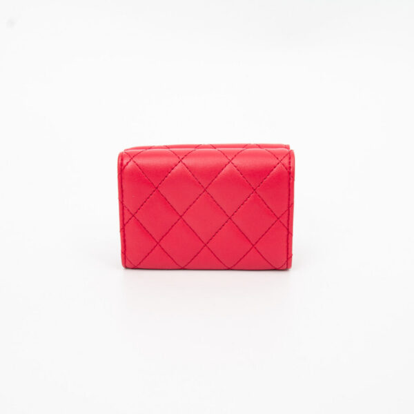 Portefeuille compact Chanel Timeless en agneau rouge avec finitions dorées