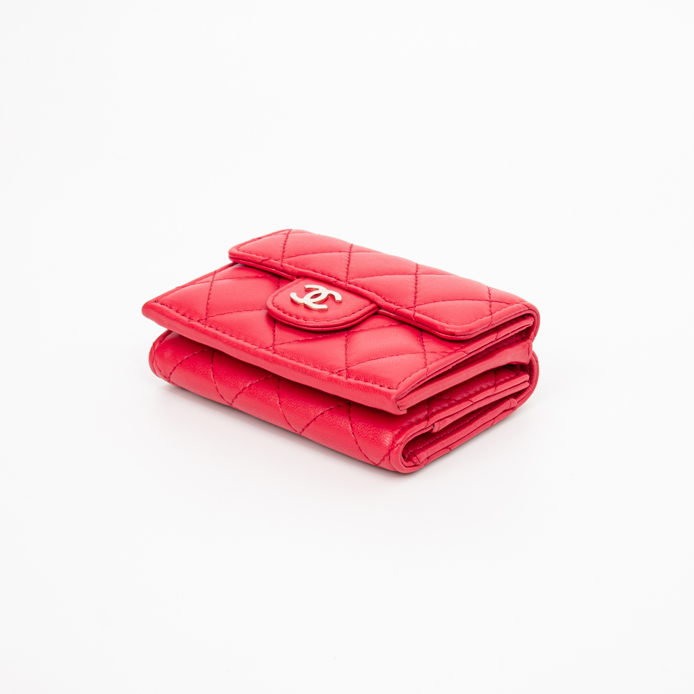 Portefeuille compact Chanel Timeless en agneau rouge avec finitions dorées – Image 3