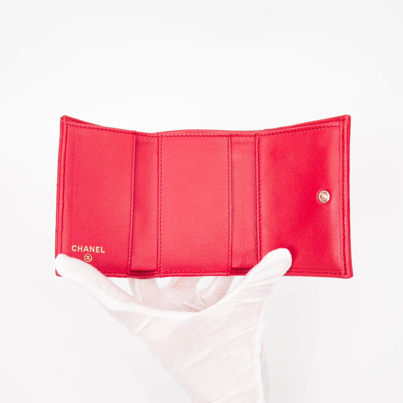 Portefeuille compact Chanel Timeless en agneau rouge avec finitions dorées – Image 4