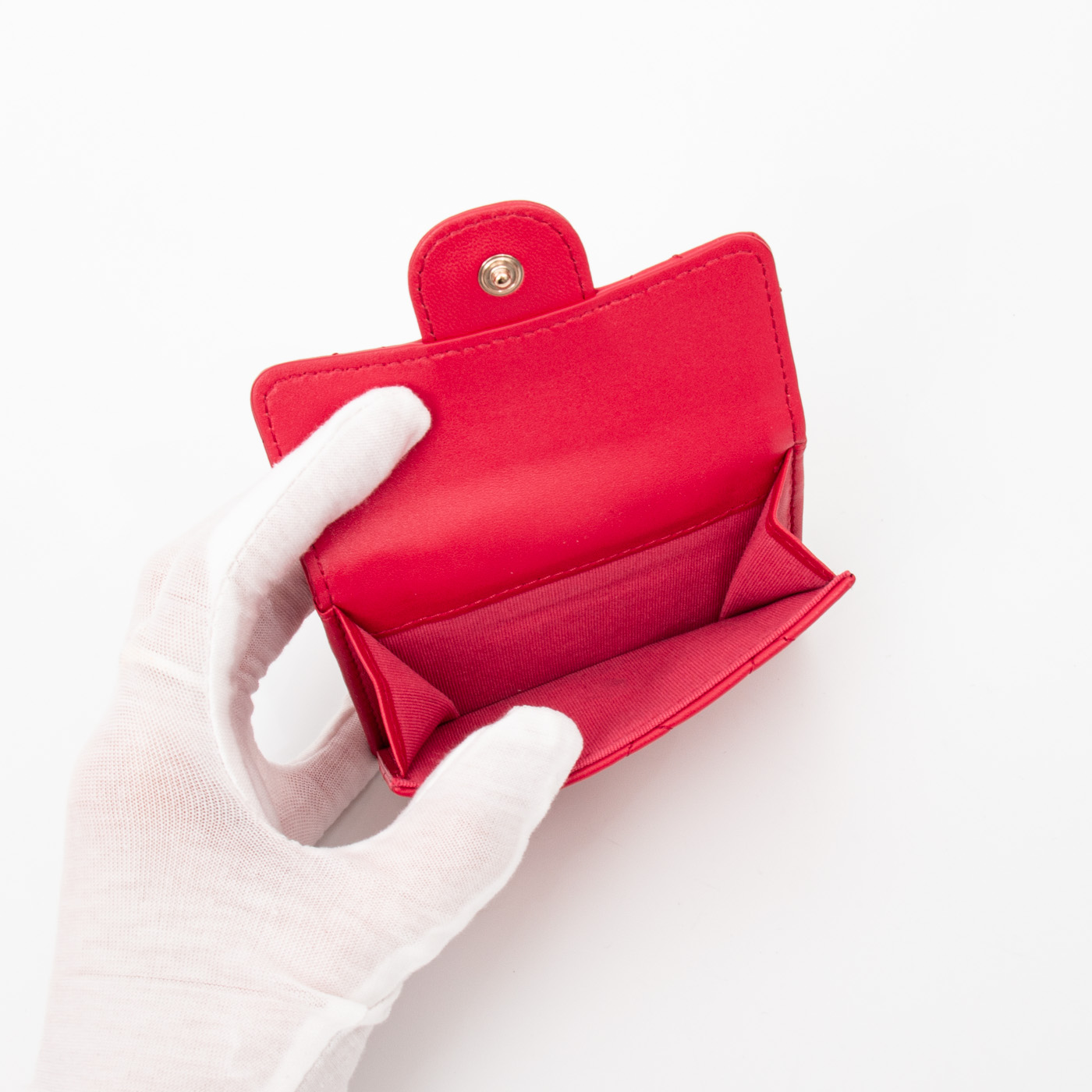 Portefeuille compact Chanel Timeless en agneau rouge avec finitions dorées – Image 5